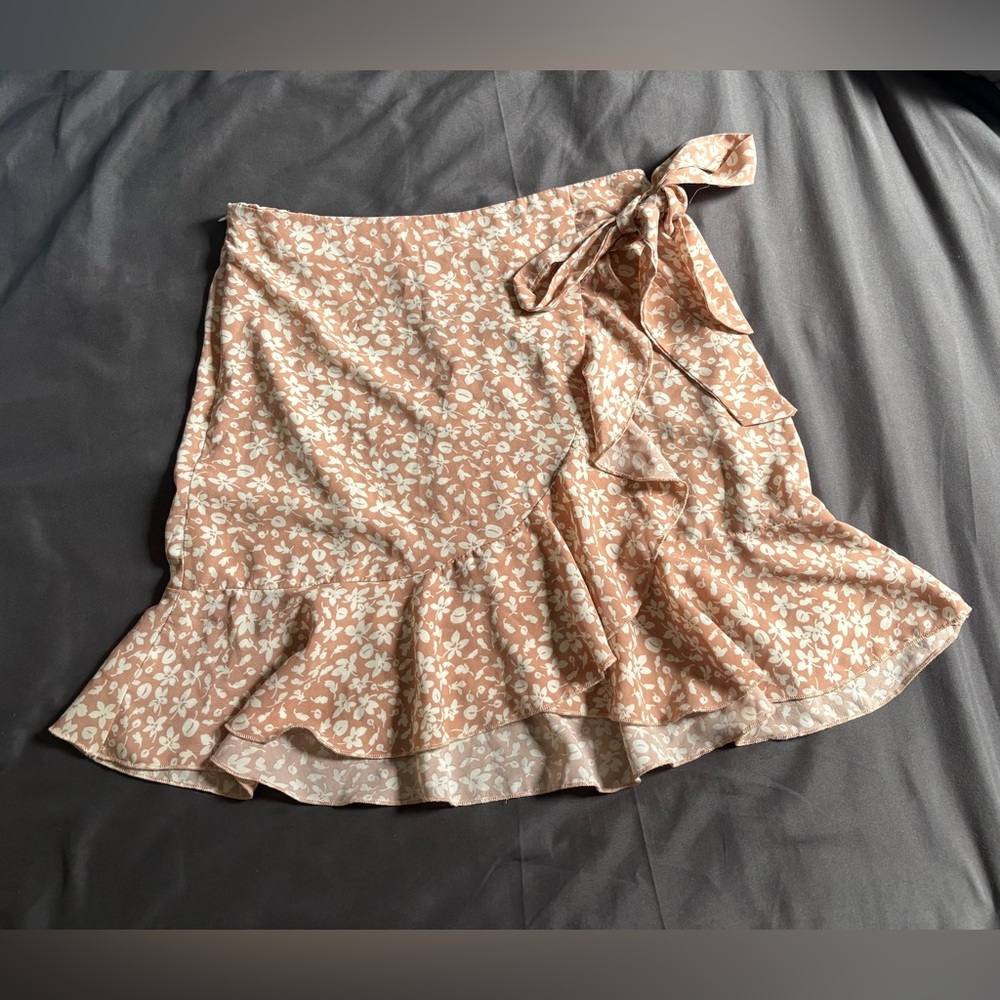 SHEIN Asymmetrical Floral Skirt in Tan and White